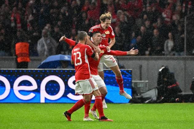 Fussball, Herren, Saison 2023 2024, UEFA Champions League (Gruppe C, 2. Spieltag), 1. FC Union Berlin - Sporting Braga, v. l. Leonardo Bonucci (1. FC Union Berlin), Robin Gosens (1. FC Union Berlin) und Alex Kral (1. FC Union Berlin) Torjubel, jubelt nach dem Tor zum 1:0 - wurde durch den VAR überprüft und zurückgenommen, 03.10. 2023, Copyright: xMatthiasxKochx