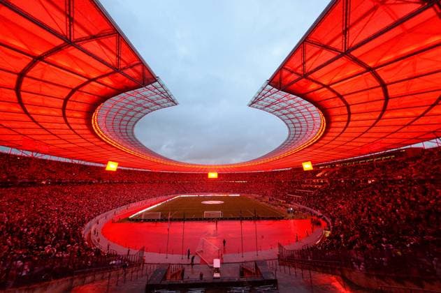 Fussball, Herren, Saison 2023 2024, UEFA Champions League (Gruppe C, 2. Spieltag), 1. FC Union Berlin - Sporting Braga, v. l. Innenansicht vom Stadion, General view inside the stadium - das Stadion leuchtet in rot, rote Beleuchtung, 03.10. 2023, Copyright: xMatthiasxKochx