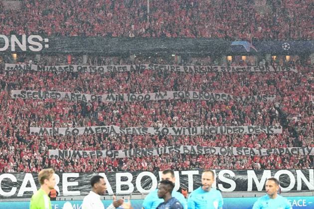 Fussball, Herren, Saison 2023 2024, UEFA Champions League (Gruppe C, 2. Spieltag), 1. FC Union Berlin - Sporting Braga, v. l. Die Fans von 1. FC Union Berlin mit Protesten gegen die UEFA, 03.10. 2023, Copyright: xMatthiasxKochx