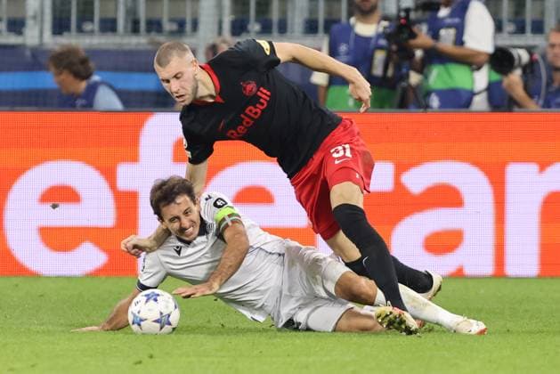 SOCCER - UEFA CL, RBS vs Sociedad SALZBURG,AUSTRIA,03.OCT.23 - SOCCER - UEFA Champions League, group stage, Red Bull Salzburg vs Real Sociedad. Image shows Mikel Oyarzabal (Sociedad) and Strahinja Pavlovic (RBS).  GEPAxpictures xMathiasxMandl