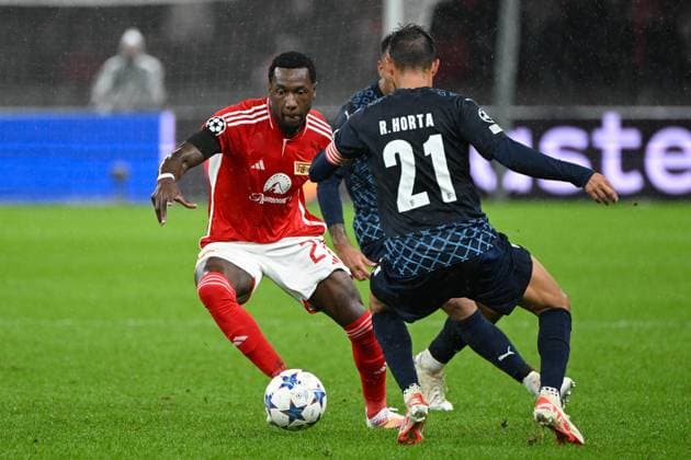 Fussball, Herren, Saison 2023 2024, UEFA Champions League (Gruppe C, 2. Spieltag), 1. FC Union Berlin - Sporting Braga, v. l. Sheraldo Becker (1. FC Union Berlin) und Ricardo Horta (Sporting Braga) im Zweikampf, battle for the ball, 03.10. 2023, Copyright: xMatthiasxKochx