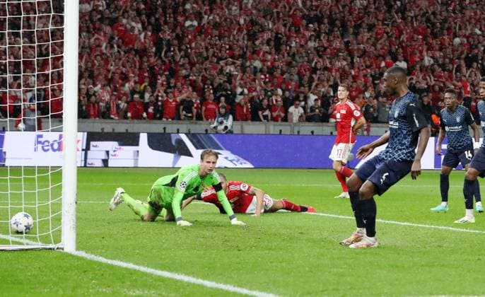 Sport Bilder des Tages Sikou Niakate erzielt das Tor zum 2:1 gegen Torwart Frederik Rönnow Zweikampf Spielszene Aktion Fußball Fussball UEFA Champions League UCL Herren 2.Spieltag Saison 2023 2024 03.10.2023 1.FC Union Berlin FCU vs SC Braga Olympiastadion DFL regulations prohibit any use of photographs as image sequences and or quasi-video