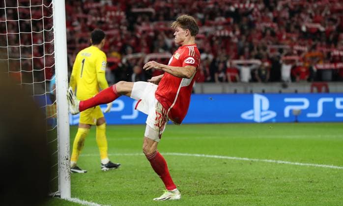 Joe Mendes tritt enttäuscht nach vergebener Torchance gegen den Torpfosten Enttäuschung Fußball Fussball UEFA Champions League UCL Herren 2.Spieltag Saison 2023 2024 03.10.2023 1.FC Union Berlin FCU vs SC Braga Olympiastadion DFL regulations prohibit any use of photographs as image sequences and or quasi-video