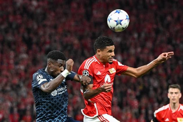 Fussball, Herren, Saison 2023 2024, UEFA Champions League (Gruppe C, 2. Spieltag), 1. FC Union Berlin - Sporting Braga, v. l. Josafat Mendes (Sporting Braga) und Danilho Doekhi (1. FC Union Berlin) im Zweikampf, battle for the ball, 03.10. 2023, Copyright: xMatthiasxKochx