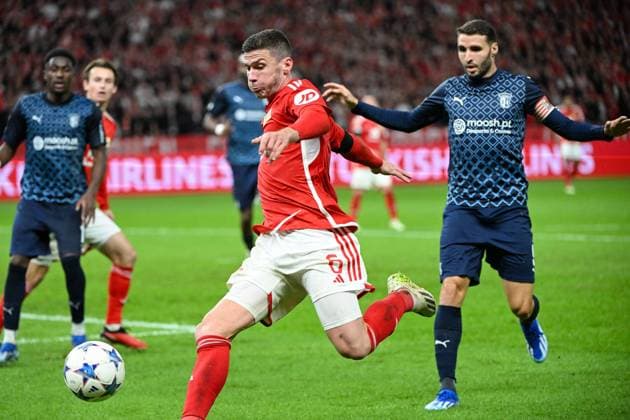 Fussball, Herren, Saison 2023 2024, UEFA Champions League (Gruppe C, 2. Spieltag), 1. FC Union Berlin - Sporting Braga, v. l. Robin Gosens (1. FC Union Berlin) in Aktion, am Ball, Einzelaktion, controls the ball, 03.10. 2023, Copyright: xMatthiasxKochx