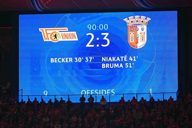 Fussball, Herren, Saison 2023 2024, UEFA Champions League (Gruppe C, 2. Spieltag), 1. FC Union Berlin - Sporting Braga, v. l. Anzeigetafel mit dem Endstand 2:3, 03.10. 2023, Copyright: xMatthiasxKochx