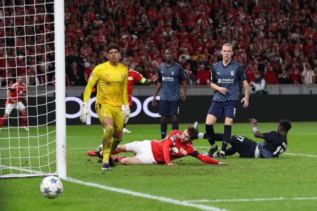 03.10.2023, xtgx, Fussball, UEFA Champions League, 1.FC Union Berlin - Sporting Braga emspor, v.l. Brenden Aaronson (Union Berlin, 7) vergibt die Torchance (DFL DFB REGULATIONS PROHIBIT ANY USE OF PHOTOGRAPHS as IMAGE SEQUENCES and or QUASI-VIDEO) Olympiastadion