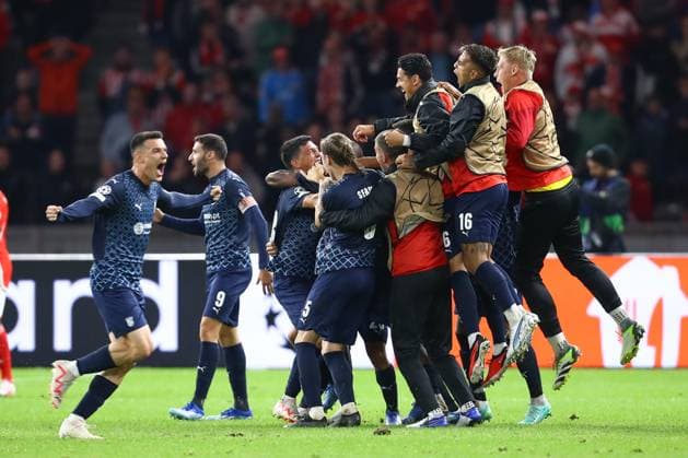 03.10.2023, xtgx, Fussball, UEFA Champions League, 1.FC Union Berlin - Sporting Braga emspor, v.l. Braga Jubel ueber den Sieg, Jubel nach Spielende (DFL DFB REGULATIONS PROHIBIT ANY USE OF PHOTOGRAPHS as IMAGE SEQUENCES and or QUASI-VIDEO) Olympiastadion