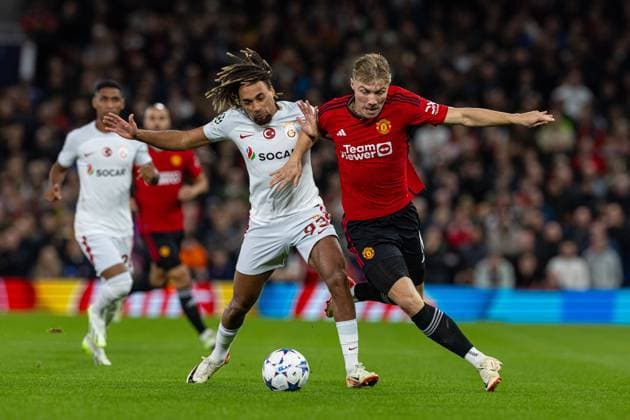 Football - UEFA Champions League - Group A - Manchester United, ManU FC v Galatasaray S.K. MANCHESTER, ENGLAND - Tuesday, October 3, 2023: Galatasaray s Sacha Boey (L) and Manchester United s Rasmus Hojlund during the UEFA Champions League Group A match between Manchester United FC and Galatasaray S.K. at Old Trafford. MANCHESTER Old Trafford GREATER MANCHESTER ENGLAND  Copyright: xDavidxRawcliffex P2023-10-03-Man_Utd_Galatasaray-4