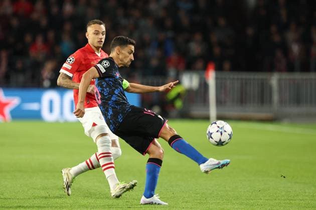 EINDHOVEN, 03-10-2023, Philips Stadium, UEFA Champions League season 2023 2024 match between PSV and Sevilla. (L-R) PSV player Noa Lang, Sevilla player Jesus Navas PSV - Sevilla  x22612386x Copyright: