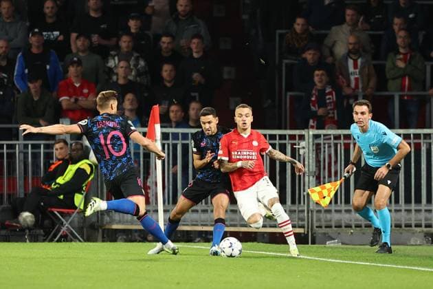 EINDHOVEN, 03-10-2023, Philips Stadium, UEFA Champions League season 2023 2024 match between PSV and Sevilla. (L-R) Sevilla player Ivan Rakitic, Sevilla player Jesus Navas, PSV player Noa Lang PSV - Sevilla  x22612406x Copyright: