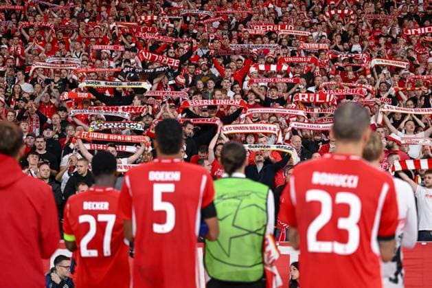 03.10.2023, Fussball, Champions League, 2. Spieltag, Saison 2023 2024, 1.FC Union Berlin - Sporting Braga, Die Fans trösten die Mannschaft des 1.FC Union Berlin. xRHR-FOTO TKx Copyright: RHR-FOTOx RHR-FOTO TK