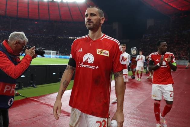 03.10.2023, xtgx, Fussball, UEFA Champions League, 1.FC Union Berlin - Sporting Braga emspor, v.l. Leonardo Bonucci (Union Berlin, 23) enttaeuscht, schaut enttaeuscht, niedergeschlagen, disappointed (DFL DFB REGULATIONS PROHIBIT ANY USE OF PHOTOGRAPHS as IMAGE SEQUENCES and or QUASI-VIDEO) Olympiastadion