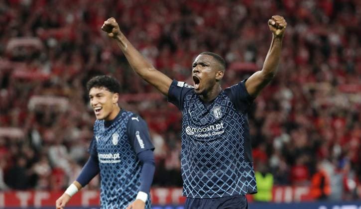 Sikou Niakate jubelt nach Spielende mit Vitor Carvalho Freude Emotion Jubel Fußball Fussball UEFA Champions League UCL Herren 2.Spieltag Saison 2023 2024 03.10.2023 1.FC Union Berlin FCU vs SC Braga Olympiastadion DFL regulations prohibit any use of photographs as image sequences and or quasi-video