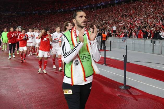 03.10.2023, xtgx, Fussball, UEFA Champions League, 1.FC Union Berlin - Sporting Braga emspor, v.l. Christopher Trimmel (Union Berlin, 28) enttaeuscht, schaut enttaeuscht, niedergeschlagen, disappointed (DFL DFB REGULATIONS PROHIBIT ANY USE OF PHOTOGRAPHS as IMAGE SEQUENCES and or QUASI-VIDEO) Olympiastadion