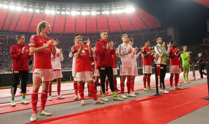 Unionmannschaft enttäuscht nach Spielende Enttäuschung Fußball Fussball UEFA Champions League UCL Herren 2.Spieltag Saison 2023 2024 03.10.2023 1.FC Union Berlin FCU vs SC Braga Olympiastadion DFL regulations prohibit any use of photographs as image sequences and or quasi-video