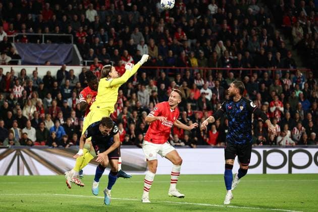 EINDHOVEN, 03-10-2023, Philips Stadium, UEFA Champions League season 2023 2024 match between PSV and Sevilla. (L-R) PSV player Johan Bakayoko, Sevilla goalkeeper Orjan Nyland, PSV player Luuk de Jong PSV - Sevilla  x22612591x Copyright: