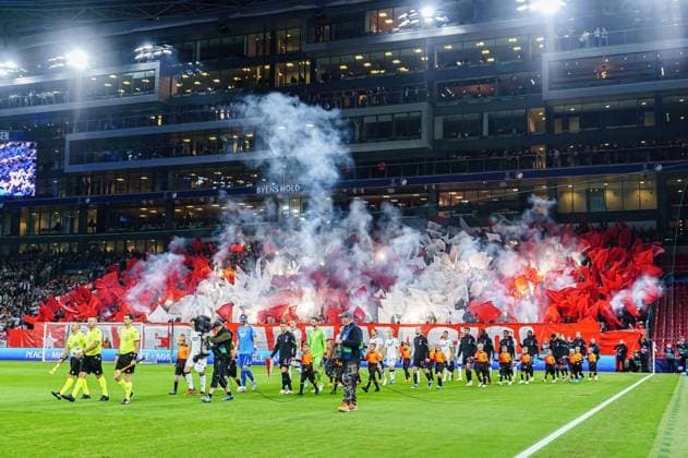 Mannschaften laufen ein, Hintergrund Pyrotechnik Fans Ultras FC Bayern Muenchen DEN, FC Kopenhagen vs. FC Bayern Muenchen, Fussball, Champions League, Gruppe A, Spieltag 2, Saison 2023 2024, 03.10.2023 DEN, FC Kopenhagen vs. FC Bayern Muenchen, Fussball, Champions League, Gruppe A, Spieltag 2, Saison 2023 2024, 03.10.2023 Kopenhagen Copyright: xEibner-Pressefoto MarcelxvonxFehrnx EP_MFN