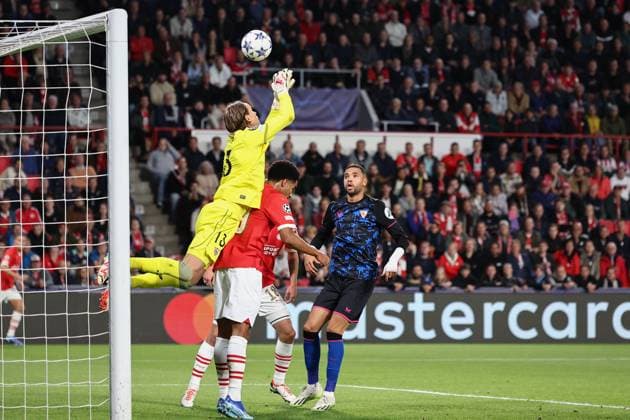Sport Themen der Woche KW40 Sport Bilder des Tages EINDHOVEN, 03-10-2023, Philips Stadium, UEFA Champions League season 2023 2024 match between PSV and Sevilla. (L-R) Sevilla goalkeeper Orjan Nyland, PSV player Malik Tillman PSV - Sevilla  x22612628x Copyright:
