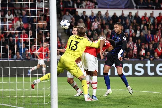 EINDHOVEN, 03-10-2023, Philips Stadium, UEFA Champions League season 2023 2024 match between PSV and Sevilla. (L-R) Sevilla goalkeeper Orjan Nyland, PSV player Malik Tillman PSV - Sevilla  x22612642x Copyright: