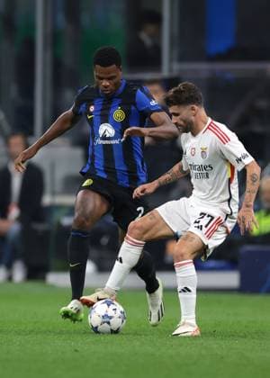 Milan, Italy, 3rd October 2023. Denzel Dumfries of FC Internazionale clashes with Rafa Silva of SL Benfica during the UEFA Champions League match at Giuseppe Meazza, Milan. Picture credit should read: Jonathan Moscrop Sportimage EDITORIAL USE ONLY. No use with unauthorised audio, video, data, fixture lists, club league logos or live services. Online in-match use limited to 120 images, no video emulation. No use in betting, games or single club league player publications. SPI-2603-0010