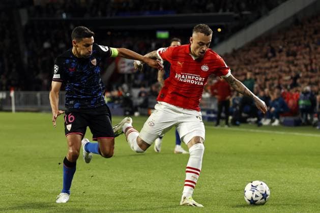 EINDHOVEN - (l-r) Jesus Navas of Sevilla FC, Noa Lang of PSV Eindhoven during the UEFA Champions League match between PSV Eindhoven and Sevilla FC at the Phillips stadium on October 3, 2023 in Eindhoven, Netherlands. ANP MAURICE VAN STEEN UEFA Champions League 2023 24 2023 2024 xVIxANPxSportx xxANPxIVx 480141507 originalFilename: 480141507.jpg