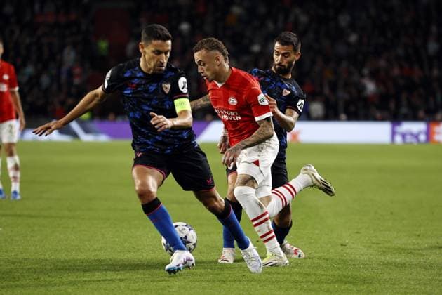 EINDHOVEN - (l-r) Jesus Navas of Sevilla FC, Noa Lang of PSV Eindhoven during the UEFA Champions League match between PSV Eindhoven and Sevilla FC at the Phillips stadium on October 3, 2023 in Eindhoven, Netherlands. ANP MAURICE VAN STEEN UEFA Champions League 2023 24 2023 2024 xVIxANPxSportx xxANPxIVx 480141530 originalFilename: 480141530.jpg