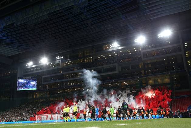 03.10.2023, Fussball UEFA Champions League 2023 2024, Gruppenphase, 2.Spieltag, FC Kopenhagen - FC Bayern München, im Parken-Stadion Kopenhagen. Pyro im Gästefanblock des FC Bayern München beim Einmarsch der Mannschaften