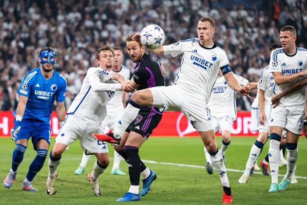 231003 Harry Kane of Bayern Munich and Viktor Claesson of Copenhagen during the UEFA Champions League football match between FC Copenhagen and Bayern Munich on October 3, 2023 in Köpenhamn. Photo: Petter Arvidson BILDBYRAN kod PA PA0658 fotboll football soccer fotball champions league fc copenhagen bayern münchen bbeng bayern munich fc köpenhamn Copyright: PETTERxARVIDSON BB231003PA039