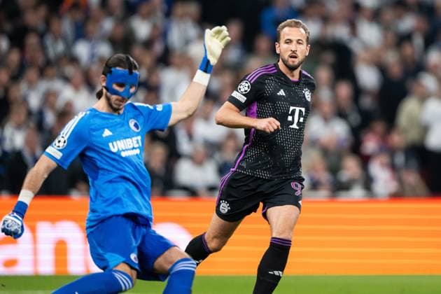 231003 goalkeeper Kamil Grabara of Copenhagen and Harry Kane of Bayern Munich during the UEFA Champions League football match between FC Copenhagen and Bayern Munich on October 3, 2023 in Köpenhamn. Photo: Petter Arvidson BILDBYRAN kod PA PA0658 fotboll football soccer fotball champions league fc copenhagen bayern münchen bbeng bayern munich fc köpenhamn Copyright: PETTERxARVIDSON BB231003PA042