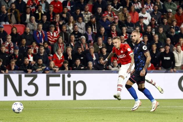 EINDHOVEN - (l-r) Noa Lang of PSV Eindhoven, Nemanja Gudelj of Sevilla FC during the UEFA Champions League match between PSV Eindhoven and Sevilla FC at the Phillips stadium on October 3, 2023 in Eindhoven, Netherlands. ANP MAURICE VAN STEEN UEFA Champions League 2023 24 2023 2024 xVIxANPxSportx xxANPxIVx 480141888 originalFilename: 480141888.jpg