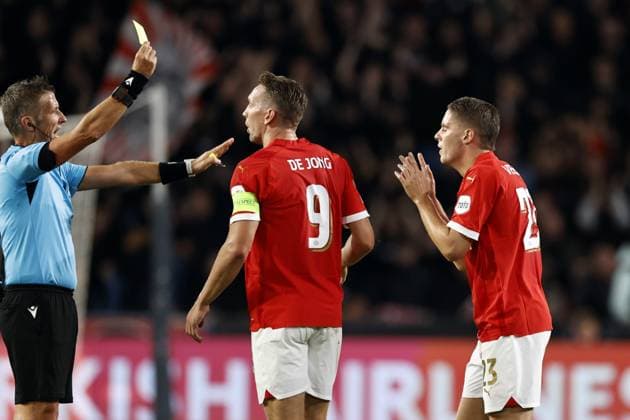 EINDHOVEN - (l-r) Referee Daniele Orsato gives the yellow card to Joey Veerman of PSV Eindhoven (R) during the UEFA Champions League match between PSV Eindhoven and Sevilla FC at the Phillips stadium on October 3, 2023 in Eindhoven, Netherlands. ANP MAURICE VAN STEEN UEFA Champions League 2023 24 2023 2024 xVIxANPxSportx xxANPxIVx 480142518 originalFilename: 480142518.jpg