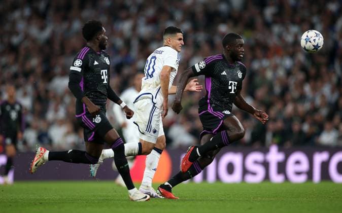 03.10.2023, Fussball UEFA Champions League 2023 2024, Gruppenphase, 2.Spieltag, FC Kopenhagen - FC Bayern München, im Parken-Stadion Kopenhagen. (L-R) Alphonso Davies (Bayern München), Mohamed Elyounoussi (FC Kopenhagen) gegen Dayot Upamecano (Bayern München)
