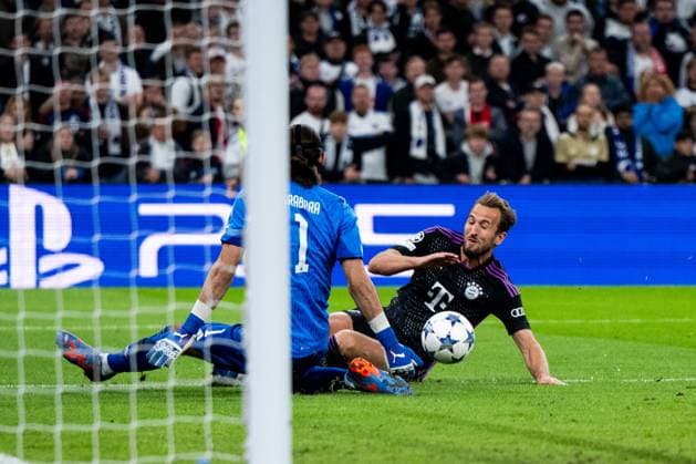 231003 goalkeeper Kamil Grabara of Copenhagen and Harry Kane of Bayern Munich during the UEFA Champions League football match between FC Copenhagen and Bayern Munich on October 3, 2023 in Köpenhamn. Photo: Petter Arvidson BILDBYRAN kod PA PA0658 fotboll football soccer fotball champions league fc copenhagen bayern münchen bbeng bayern munich fc köpenhamn Copyright: PETTERxARVIDSON BB231003PA048
