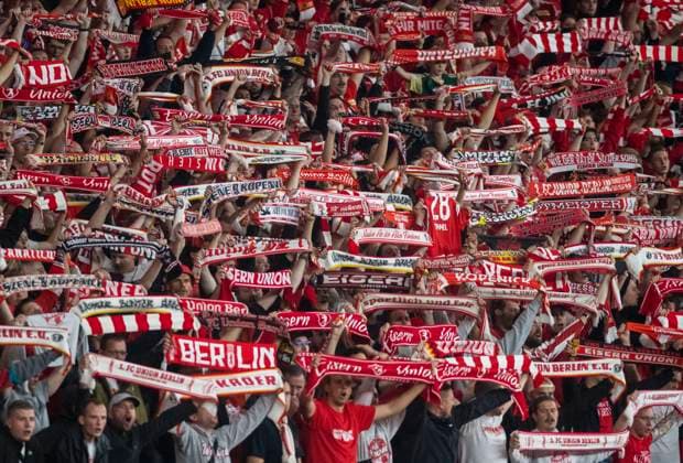 3.10.2023, GER, Fußball, Herren, Champions-League, UEFA, Saison 2023 2024, 2. Spieltag, 1. FC Union Berlin - Sporting Braga (2:3) Fans von Union Berlin halten Schals in die Höhe. Berlin Olympiastadion Berlin Deutschland
