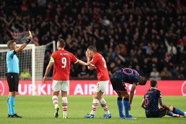 EINDHOVEN, 03-10-2023, Philips Stadium, UEFA Champions League season 2023 2024 match between PSV and Sevilla. (L-R) referee Daniele Orsato (ITA), PSV player Luuk de Jong, PSV player Joey Veerman yellow card PSV - Sevilla  x22612921x Copyright: