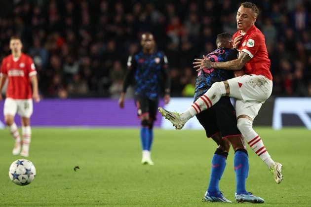 EINDHOVEN, 03-10-2023, Philips Stadium, UEFA Champions League season 2023 2024 match between PSV and Sevilla. (L-R) Sevilla player Fernando, PSV player Noa Lang PSV - Sevilla  x22613163x Copyright: