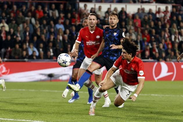 EINDHOVEN - (l-r) Luuk de Jong of PSV Eindhoven, Ivan Rakitic of Sevilla FC, Andre Ramalho of PSV Eindhoven during the UEFA Champions League match between PSV Eindhoven and Sevilla FC at the Phillips stadium on October 3, 2023 in Eindhoven, Netherlands. ANP MAURICE VAN STEEN UEFA Champions League 2023 24 2023 2024 xVIxANPxSportx xxANPxIVx 480143619 originalFilename: 480143619.jpg