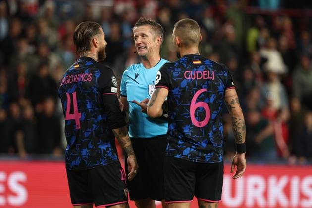 EINDHOVEN, 03-10-2023, Philips Stadium, UEFA Champions League season 2023 2024 match between PSV and Sevilla. (L-R) Sevilla player Sergio Ramos, referee Daniele Orsato (ITA), Sevilla player Nemanja Gudelj PSV - Sevilla  x22613200x Copyright: