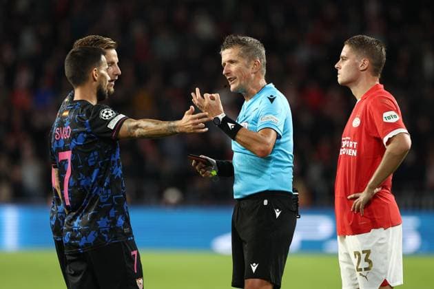EINDHOVEN, 03-10-2023, Philips Stadium, UEFA Champions League season 2023 2024 match between PSV and Sevilla. (L-R) ts07, referee Daniele Orsato (ITA), PSV player Joey Veerman PSV - Sevilla  x22613216x Copyright: