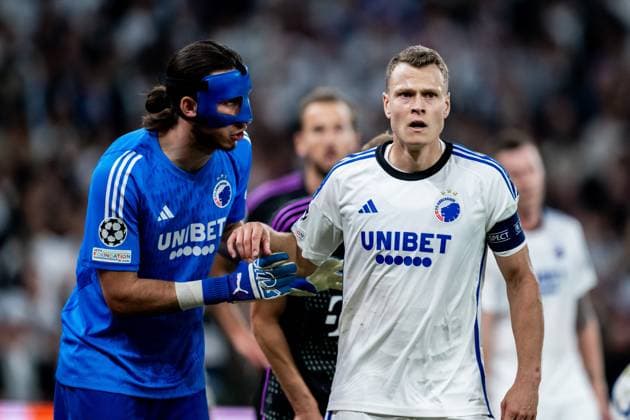 231003 goalkeeper Kamil Grabara and Viktor Claesson of Copenhagen during the UEFA Champions League football match between FC Copenhagen and Bayern Munich on October 3, 2023 in Köpenhamn. Photo: Petter Arvidson BILDBYRAN kod PA PA0658 fotboll football soccer fotball champions league fc copenhagen bayern münchen bbeng bayern munich fc köpenhamn Copyright: PETTERxARVIDSON BB231003PA079