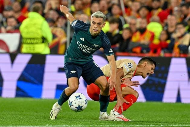 231003 RC Lens vs Arsenal Leandro Trossard (19) of Arsenal fouling Florian Sotoca (7) of RC Lens during the Uefa Champions League matchday 2 game in group B in the 2023-2024 season between Racing Club de Lens and Arsenal FC on October 3 , 2023 in Lens, France. (Photo by David Catry Isosport) LENS FRANCE  Copyright: xx 408527