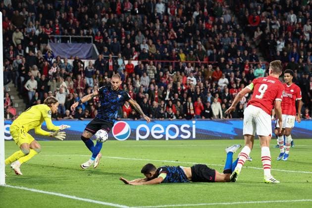 EINDHOVEN, 03-10-2023, Philips Stadium, UEFA Champions League season 2023 2024 match between PSV and Sevilla. (L-R) Sevilla goalkeeper Orjan Nyland, PSV player Luuk de Jong PSV - Sevilla  x22613426x Copyright: