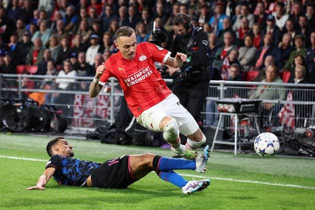 EINDHOVEN, 03-10-2023, Philips Stadium, UEFA Champions League season 2023 2024 match between PSV and Sevilla. (L-R) Sevilla player Jesus Navas, PSV player Noa Lang PSV - Sevilla  x22613429x Copyright: