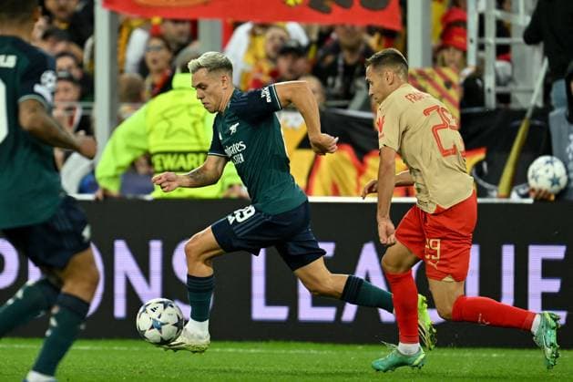 231003 RC Lens vs Arsenal Leandro Trossard (19) of Arsenal fighting for the ball with Przemyslaw Frankowski (29) of RC Lens during the Uefa Champions League matchday 2 game in group B in the 2023-2024 season between Racing Club de Lens and Arsenal FC on October 3 , 2023 in Lens, France. (Photo by David Catry Isosport) LENS FRANCE  Copyright: xx 408551