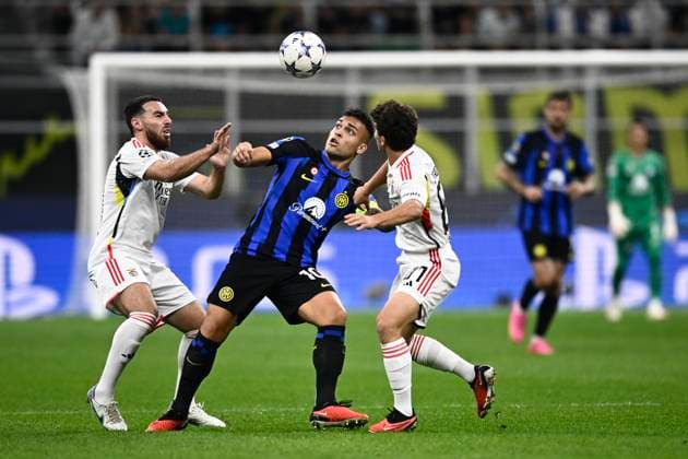 FC Internazionale v SL Benfica - UEFA Champions League Lautaro Martinez (C) of FC Internazionale comeptes for the ball with Orkun Kokcu (L) and Joao Neves of SL Benfica during the UEFA Champions League football match between FC Internazionale and SL Benfica. Milan Italy Copyright: xNicolòxCampox