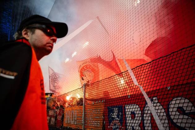 231003 Supporters of Bayern Munich with pyrotechnics during the UEFA Champions League football match between FC Copenhagen and Bayern Munich on October 3, 2023 in Köpenhamn. Photo: Petter Arvidson BILDBYRAN kod PA PA0658 fotboll football soccer fotball champions league fc copenhagen bayern münchen bbeng bayern munich fc köpenhamn bengal pyro Copyright: PETTERxARVIDSON BB231003PA092