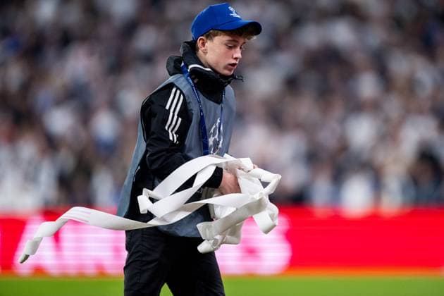 231003 A ball boy picking up trash from the pitch during the UEFA Champions League football match between FC Copenhagen and Bayern Munich on October 3, 2023 in Köpenhamn. Photo: Petter Arvidson BILDBYRAN kod PA PA0658 fotboll football soccer fotball champions league fc copenhagen bayern münchen bbeng bayern munich fc köpenhamn Copyright: PETTERxARVIDSON BB231003PA095
