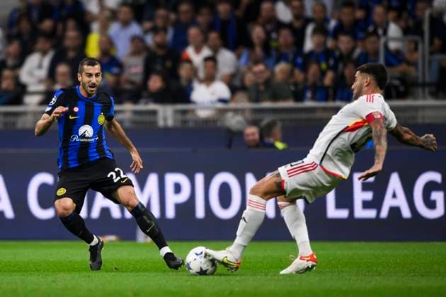 FC Internazionale v SL Benfica - UEFA Champions League Henrikh Mkhitaryan of FC Internazionale competes for the ball with Nicolas Otamendi of SL Benfica during the UEFA Champions League football match between FC Internazionale and SL Benfica. Milan Italy Copyright: xNicolòxCampox