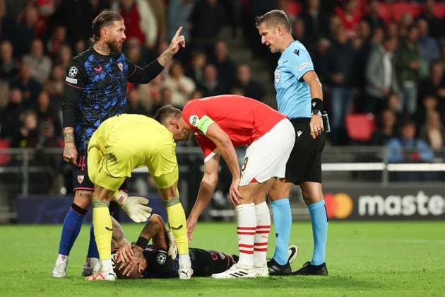 EINDHOVEN, 03-10-2023, Philips Stadium, UEFA Champions League season 2023 2024 match between PSV and Sevilla. Sevilla player Nemanja Gudelj injured PSV - Sevilla  x22613542x Copyright: